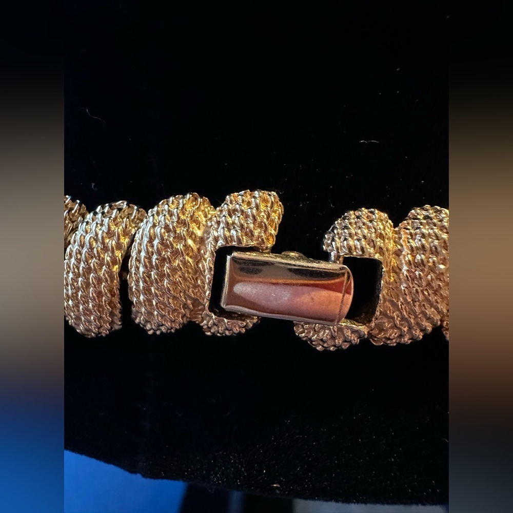 NAPIER Signed  Vintage 1980’s Gold-Tone Textured Link Chunky Necklace Over Clasp - Picture 9 of 17